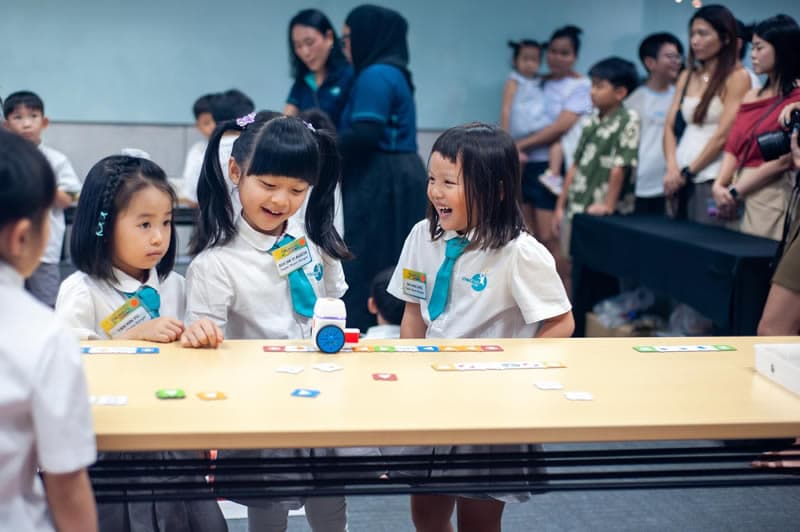 Children laughing while programming a Photon robot