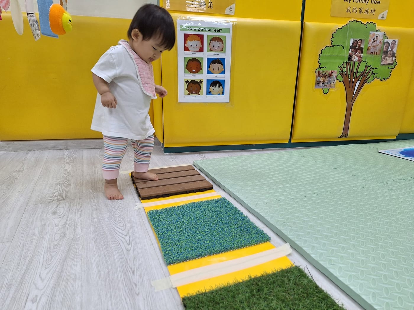 幼儿走在有纹理的小路上